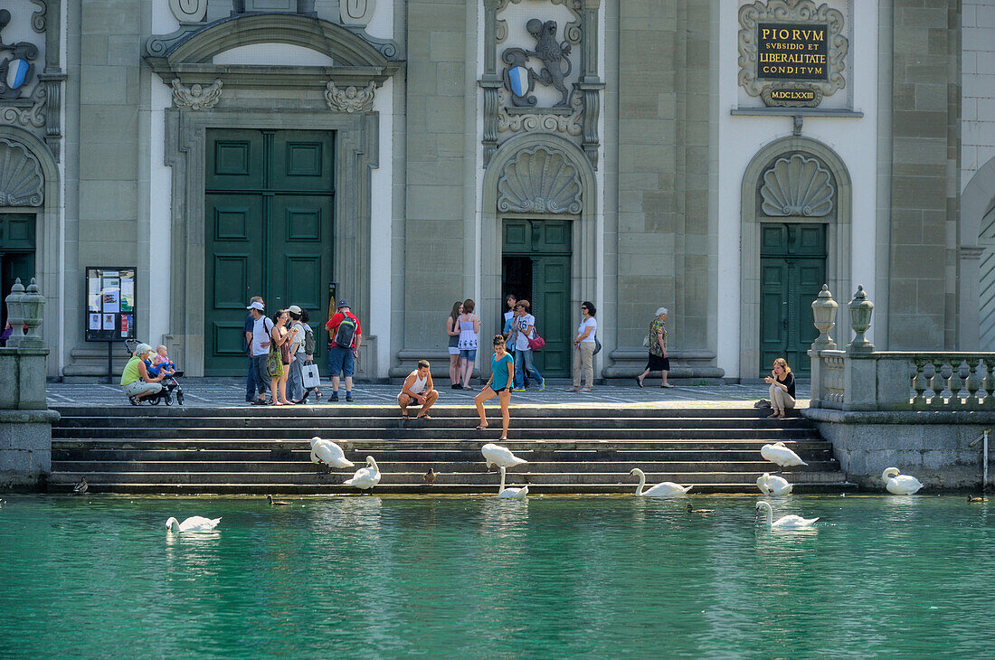 Touristen vor der Jesuitenkirche an der Reuss, Luzern, Luzern, Schweiz, Europa