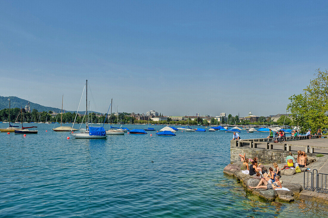 Junge Leute am Zürichseeufer, Zürich, Zürich, Schweiz, Europa