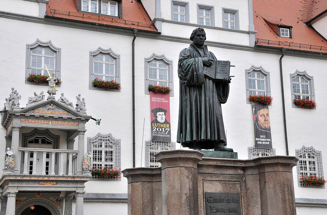 Markt mit Rathaus und Luther Denkmal, Lutherstadt Wittenberg, Sachsen-Anhalt, Deutschland, Europa