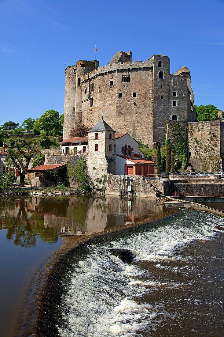 France, Loire-Atlantique (44), Clisson, the castle of the XIII century, the river Sevre