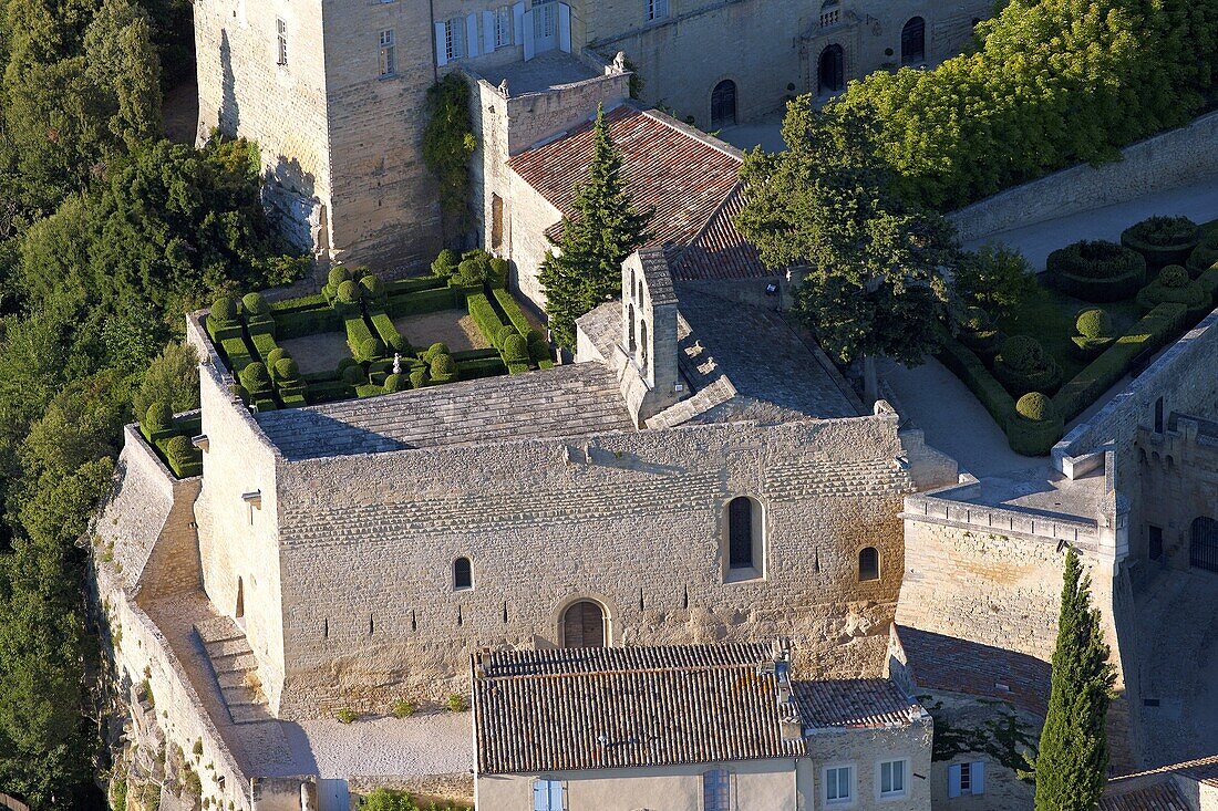 France, Vaucluse, (84), Ansouis hilltop village in southern Luberon, village labeled The Most Beautiful Villages of France (aerial photo)