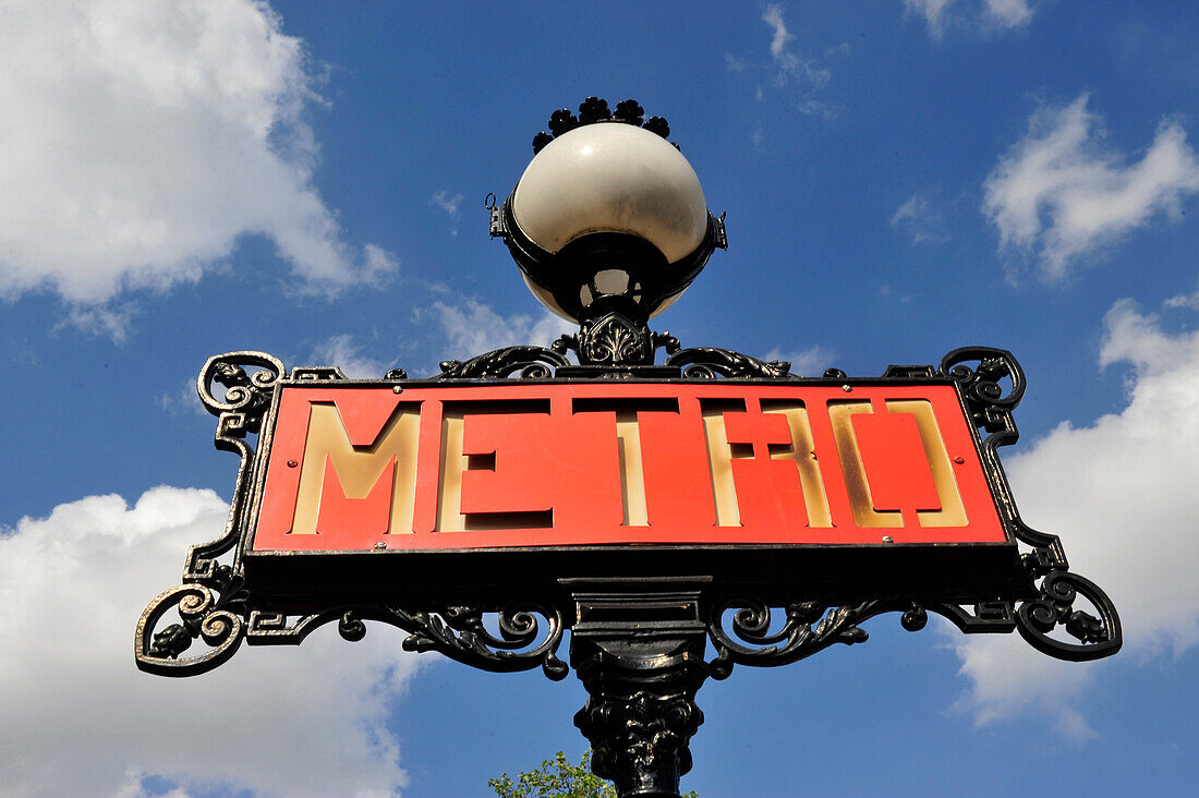 Metro sign at Iena entrance