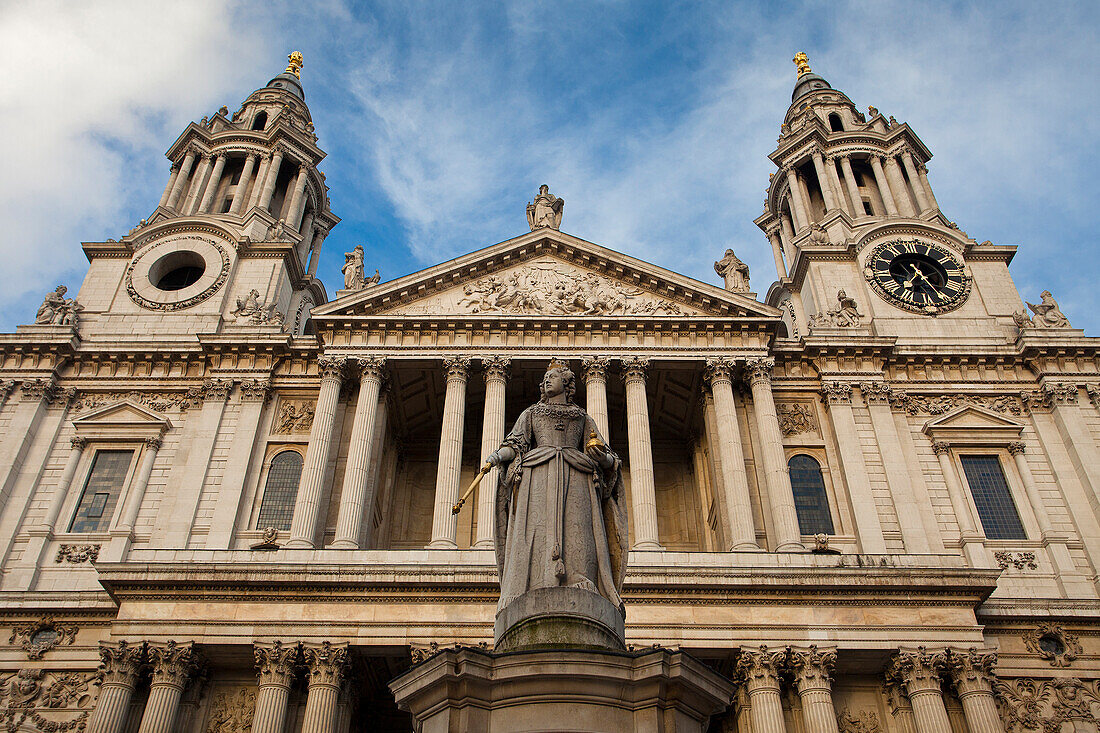UK, London City, St. Paul Cathedral, Queen Anne Statue