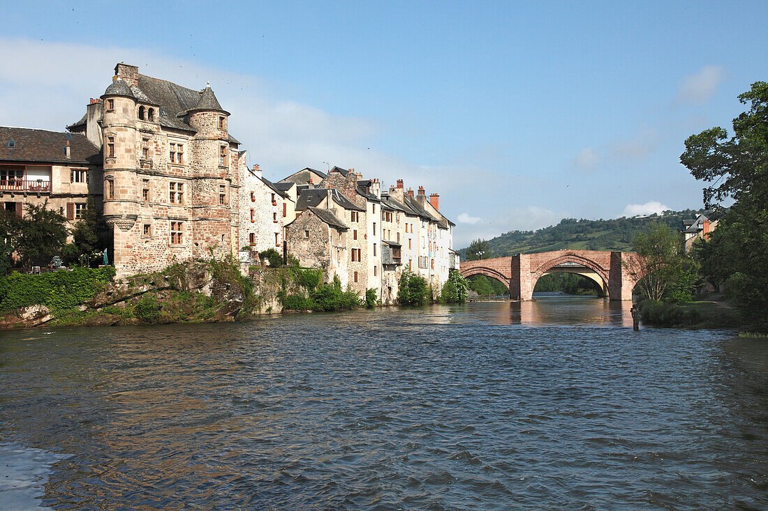 France, Midi-pyrénées, Aveyron (12), Lot valley,  Espalion, old palace and bridge along Lot river