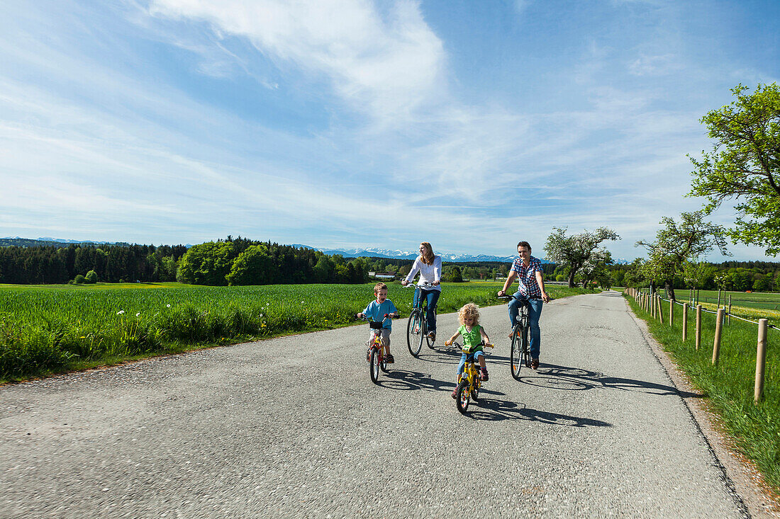 Familie fährt Fahrrad, Oberbayern, Bayern, Deutschland