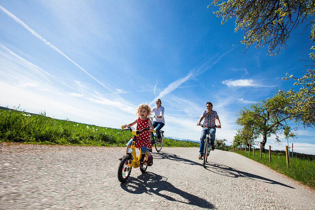 Familie fährt Fahrrad, Oberbayern, Bayern, Deutschland