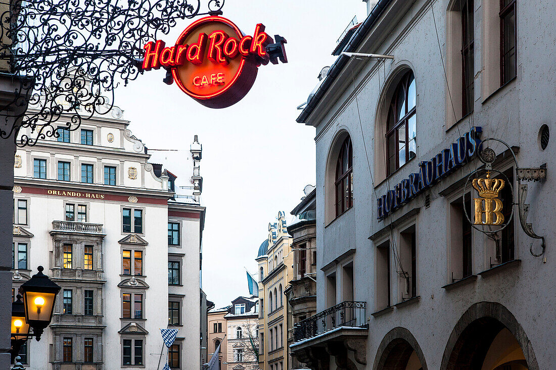 Hard Rock Café und Hofbräuhaus am Platzl im Winter, München, Oberbayern, Bayern, Deutschland