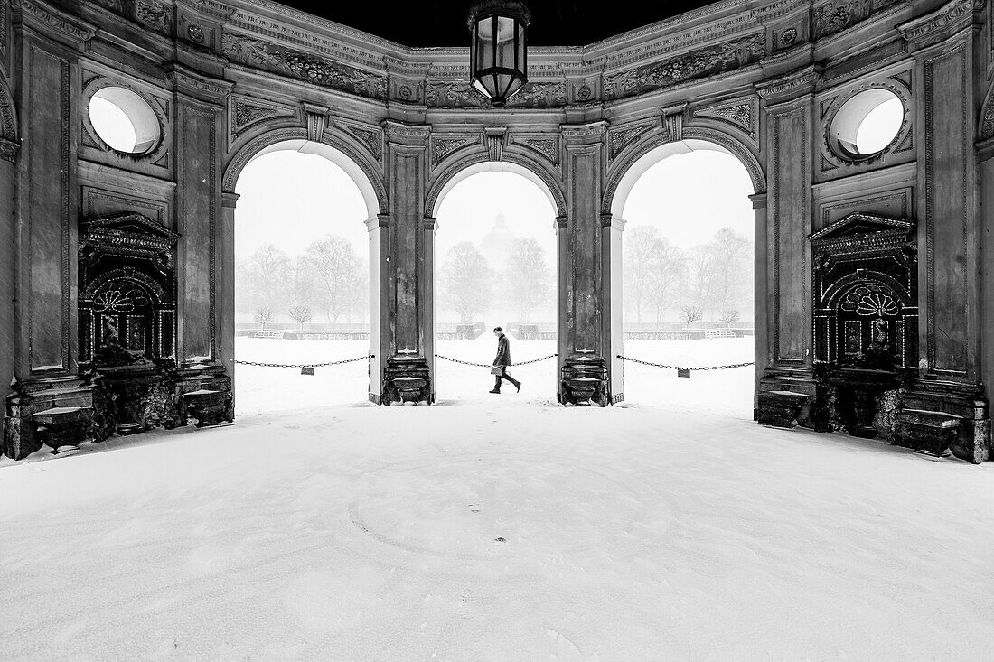 Mann vor Hofgartenpavillion bei Schneetreiben im Hofgarten, München, Oberbayern, Bayern, Deutschland