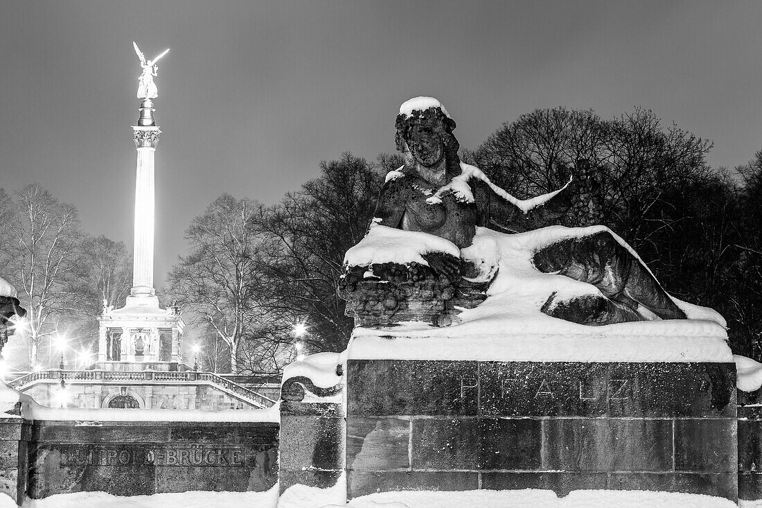 Friedensengel, hinter Pfalz-Statue und Luitpoldbrücke abends bei Schneetreiben, München, Oberbayern, Bayern, Deutschland