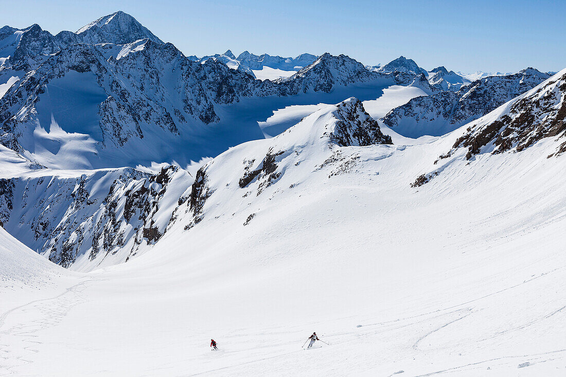 Zwei Skitourengeher am Grüne Tatzen-Ferner unter dem Hohen Seeblaskogl, links oben der Schrankogl, darunter Längentaler Weißkogl und Bachfallenkopf, Bachfallenferner, Sellrain, Innsbruck, Tirol, Österreich
