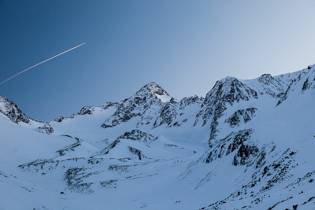 Bachfallenkopf, Bachfallenscharte und Längentalferner im Winter mit Düsenflugzeug bei Abenddämmerung, Blick vom Westfalenhaus, Sellrain, Innsbruck, Tirol, Österreich