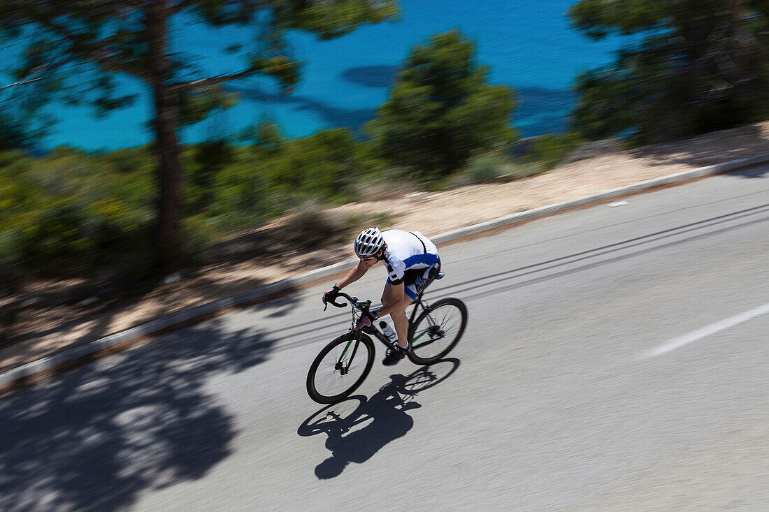 Rennradfahrer an der Mittelmeerküste, Andratx, Mallorca, Balearische Inseln, Spanien