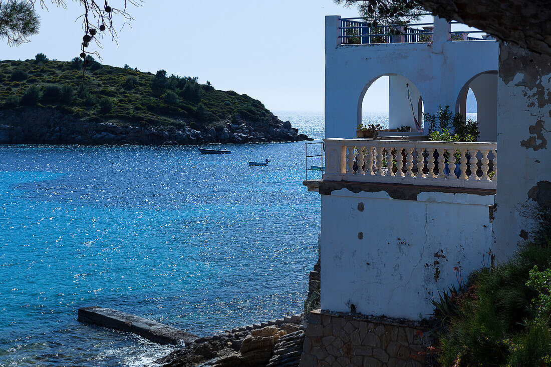 Terrasse an der Mittelmeerküste in Sant Elm, Mallorca, Spanien