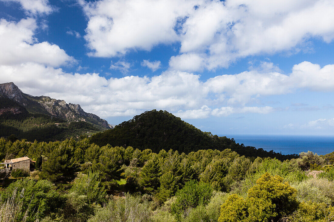 Haus vor Küstengebirge am Mittelmeer, Estellencs, Mallorca, Spanien