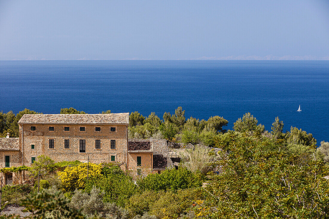 Villa und Segelboot am Mittelmeer zwischen Valdemossa und Deya, Mallorca, Spanien