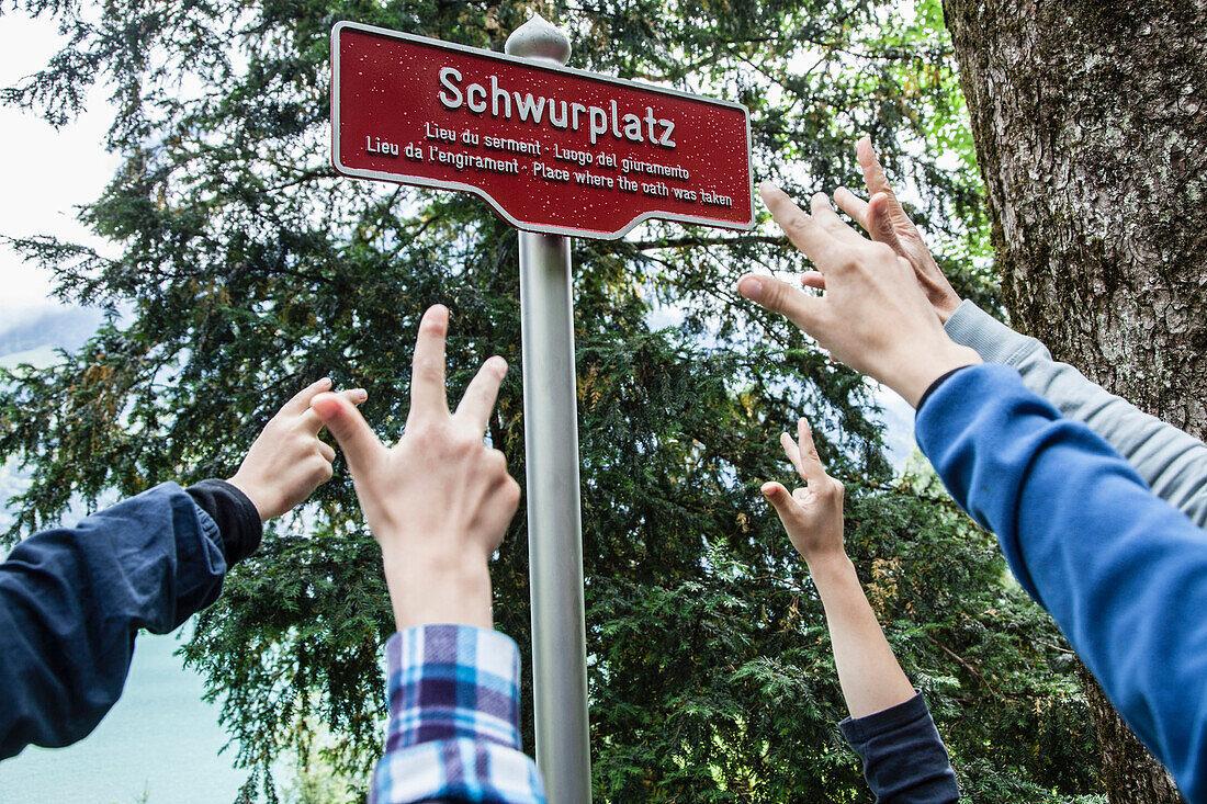 Schild am Schwurplatz auf der Rütliwiese, dem Ursprung der Schweiz, Kanton Uri, Zentralschweiz, Europa