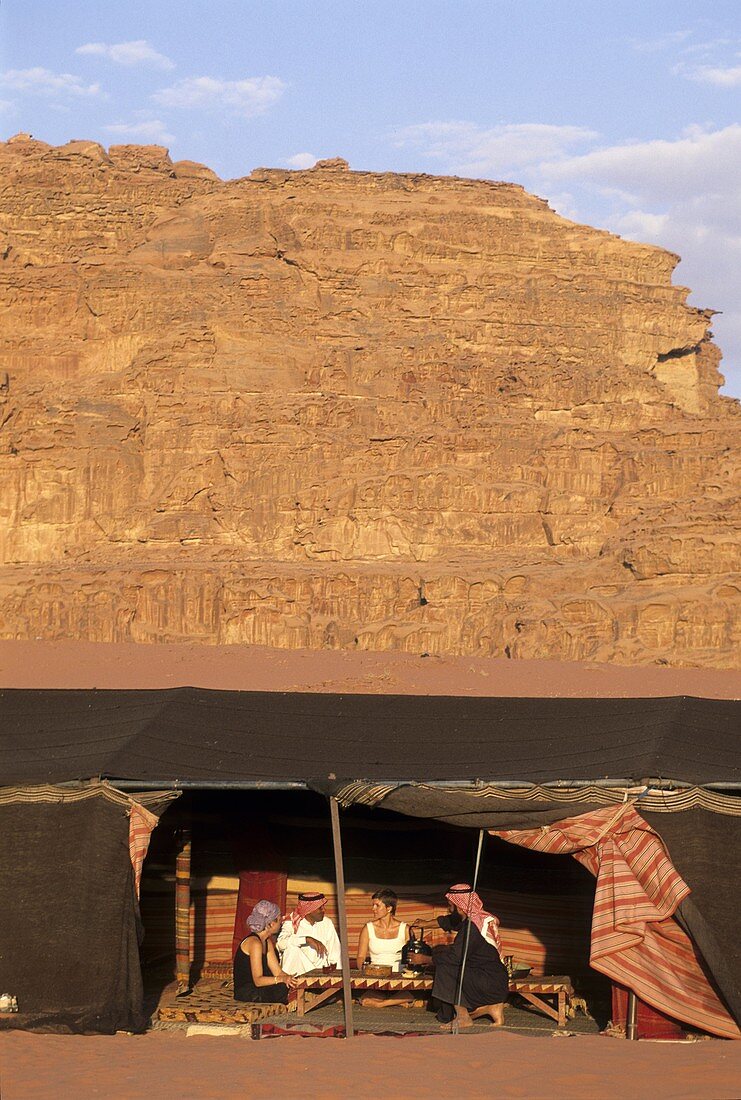 Touristenlager in der Wüste von Wadi Rum, Jordanien, Naher Osten, Asien