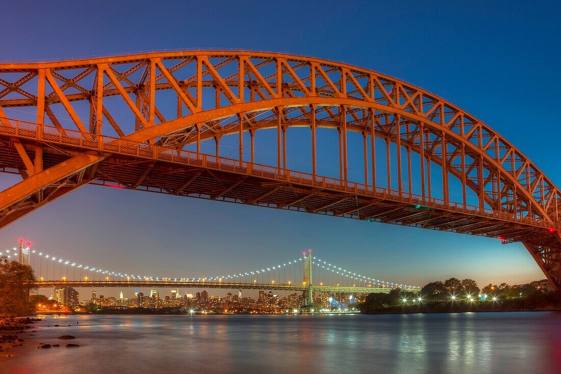 The Hell Gate and Triborough Robert F Kennedy bridges span the Hell Gate tidal strait in the East River from Randall´s/Wards Island to the borough of Queens in New York City, as the last hint of the setting sun fades into the western sky during evening tw
