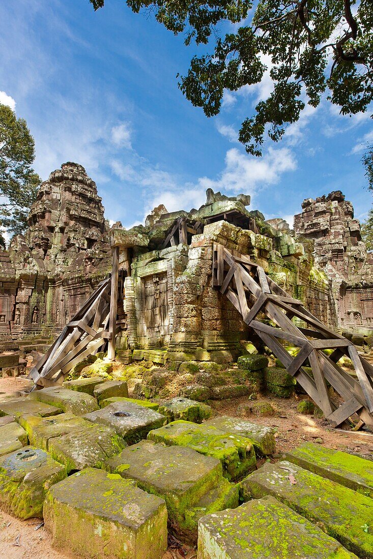 Ta Som, A small temple at Angkor, Cambodia, built at the end of the 12th century for King Jayavarman VII, It is located north east of Angkor Thom and just east of Neak Pean, The King dedicated the temple to his father Dharanindravarman II Paramanishkalapa