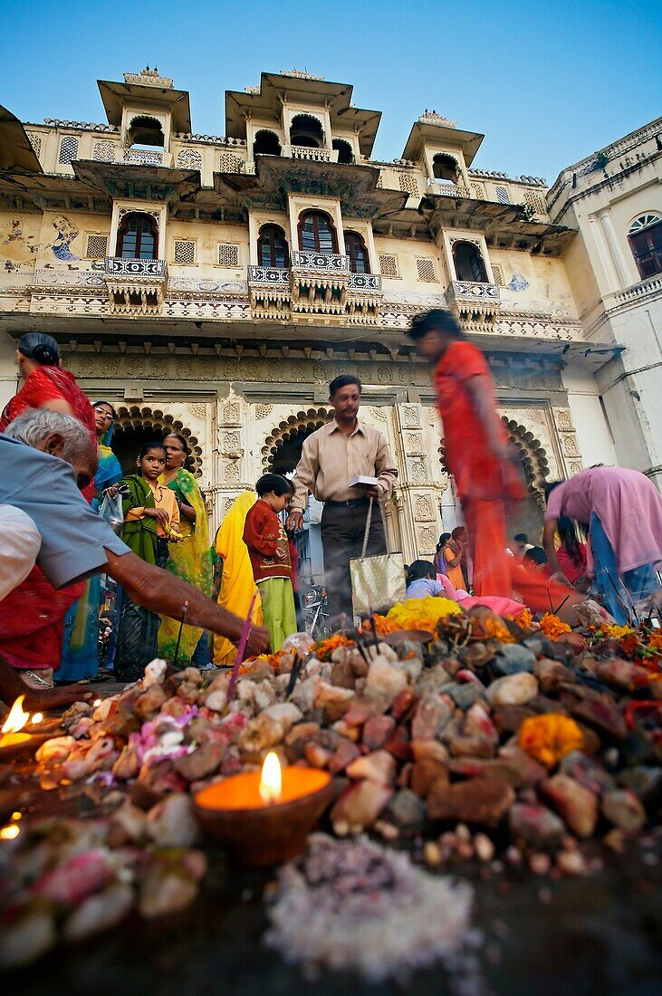 Making offerings ´puja´ to the lake Pichola during a holy day, Tripolia Gate of Gangaur Ghat  Udaipur  Rajasthan  India