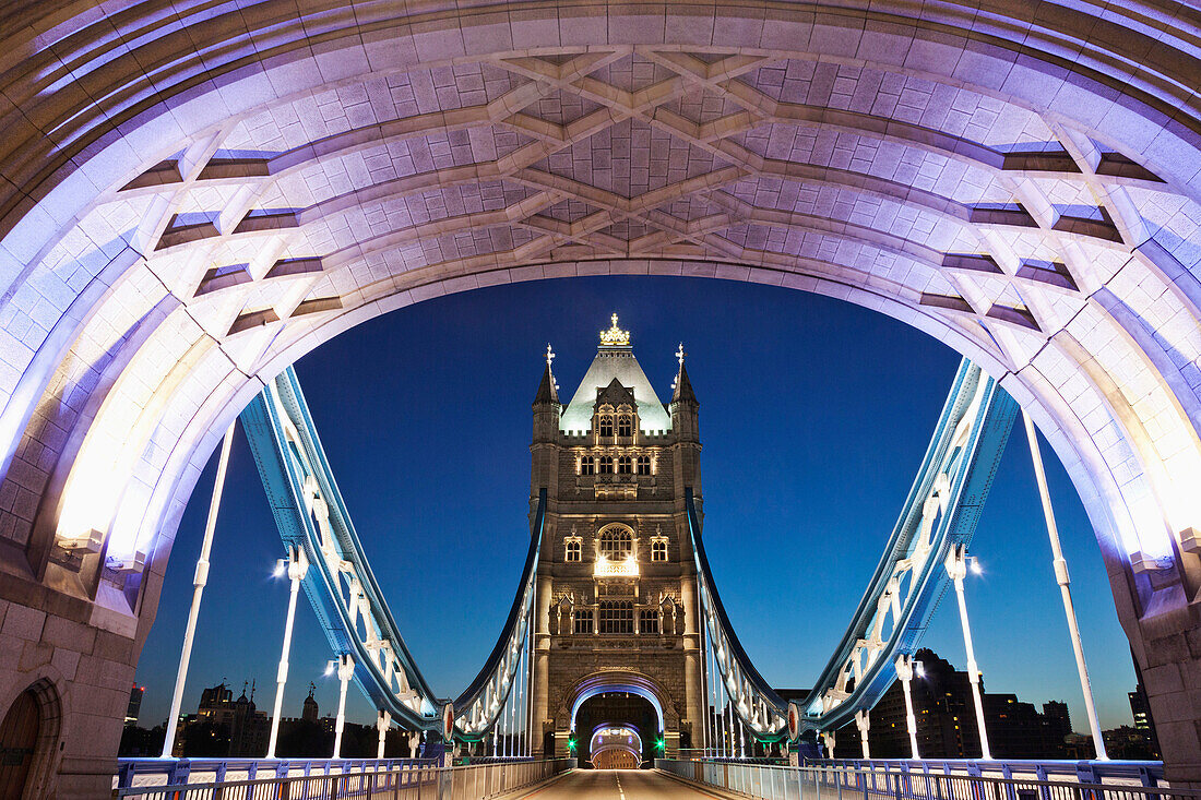 UK, United Kingdom, Great Britain, Britain, England, Europe, London, Southwark, Tower Bridge, bridge, River, Thames, Night View, Illumination, Road, Roads. UK, United Kingdom, Great Britain, Britain, England, Europe, London, Southwark, Tower Bridge, bridg