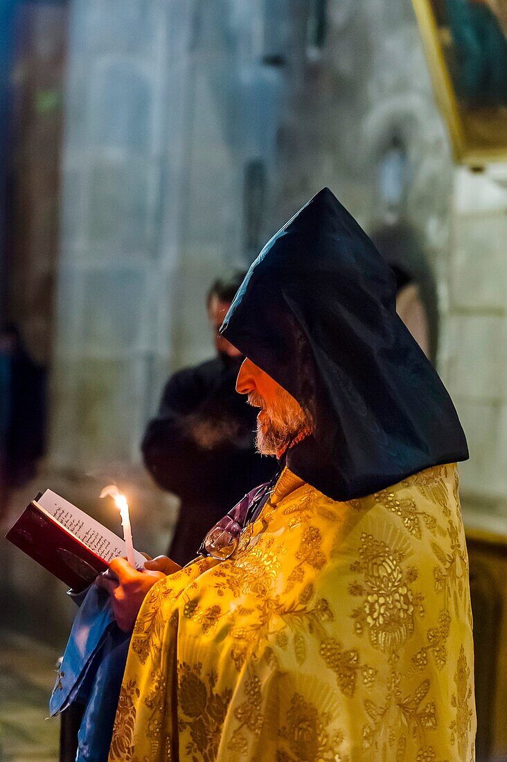 An Armenian Orthodox mass, Church of the Holy Sepulchre site of the last five stations of the Cross and venerated as the place where Jesus was crucified and buried, the Christian Quarter, Old City, Jerusalem, Israel