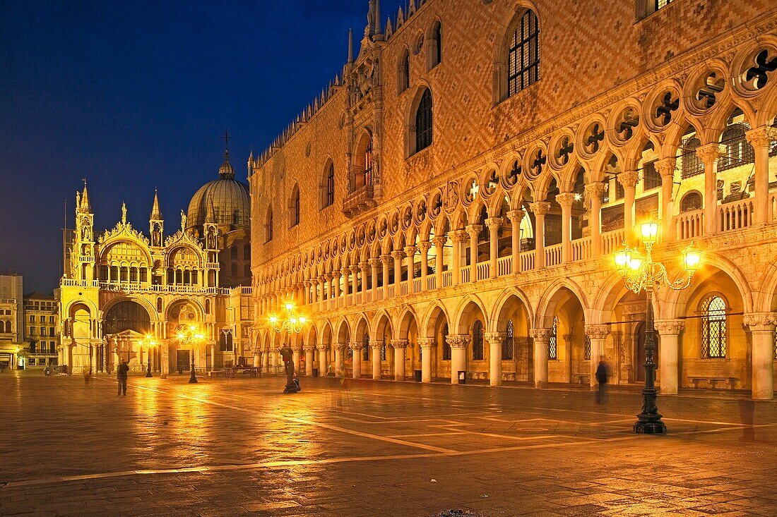 The illuminated Doge´s Palace Palazzo Ducale in Venice, Italy, Europe