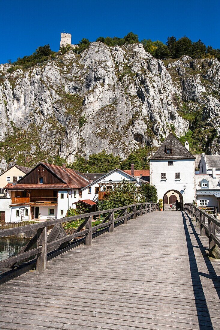 Town gate and wooden bridge of the picturesque town of Essing with the ruins of Randeck castle in the background, Bavaria, Germany, Europe