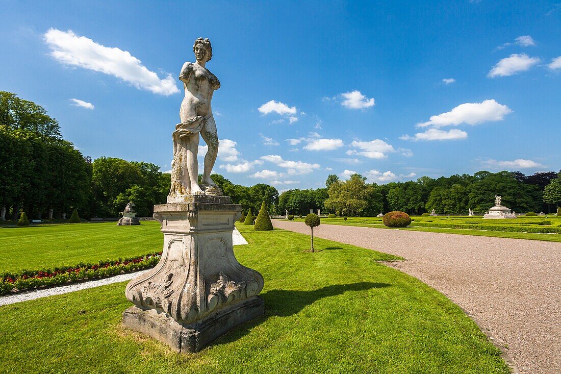 Marble statue in the garden of Nordkirchen castle, Nordkirchen, North Rhine-Westphalia, Germany, Europe