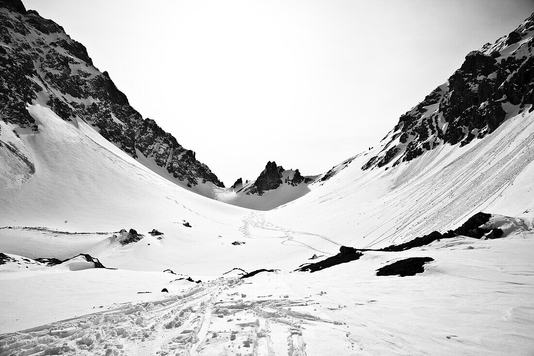 Ski tracks come down from the Taja Törl, skitour once around the Grünstein, Biberwier, Ehrwald, Wetterstein Range, Tirol, Austria