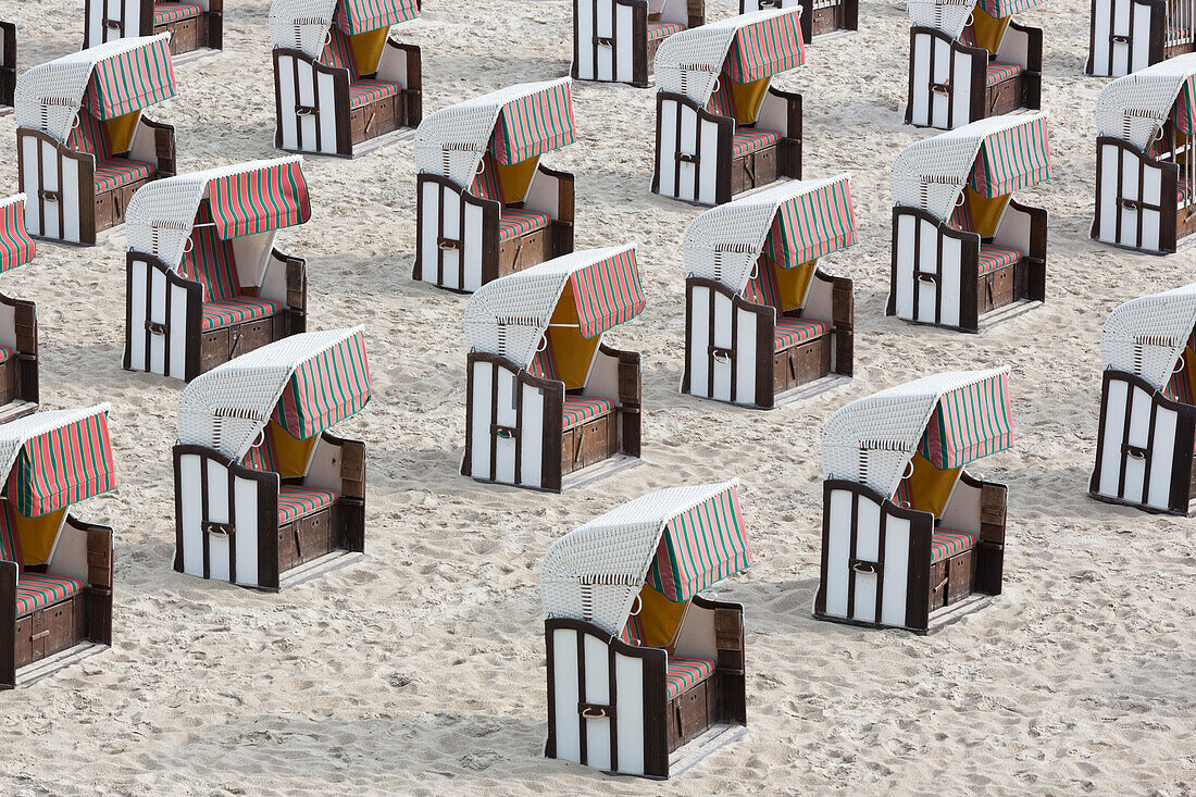 Strandkörbe in einer Reihe am Strand, Sellin, Rügen, Mecklenburg-Vorpommern, Deutschland