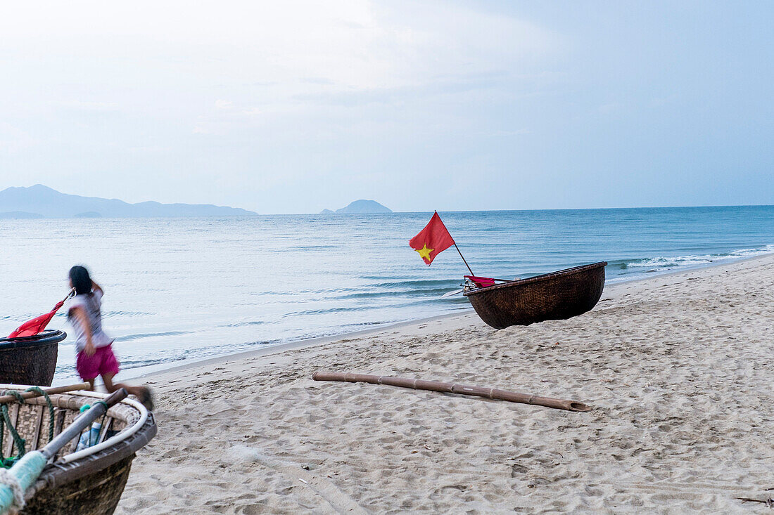 traditionelles Fischerboot am Strand von Hoi An, Vietnam, Asien