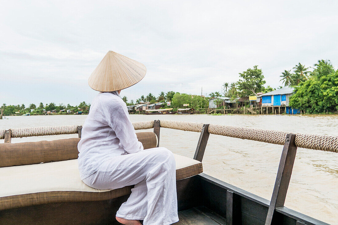 Frau mit vietnamesischem Strohhut auf dem Mekong, Südvietnam, Vietnam, Asien