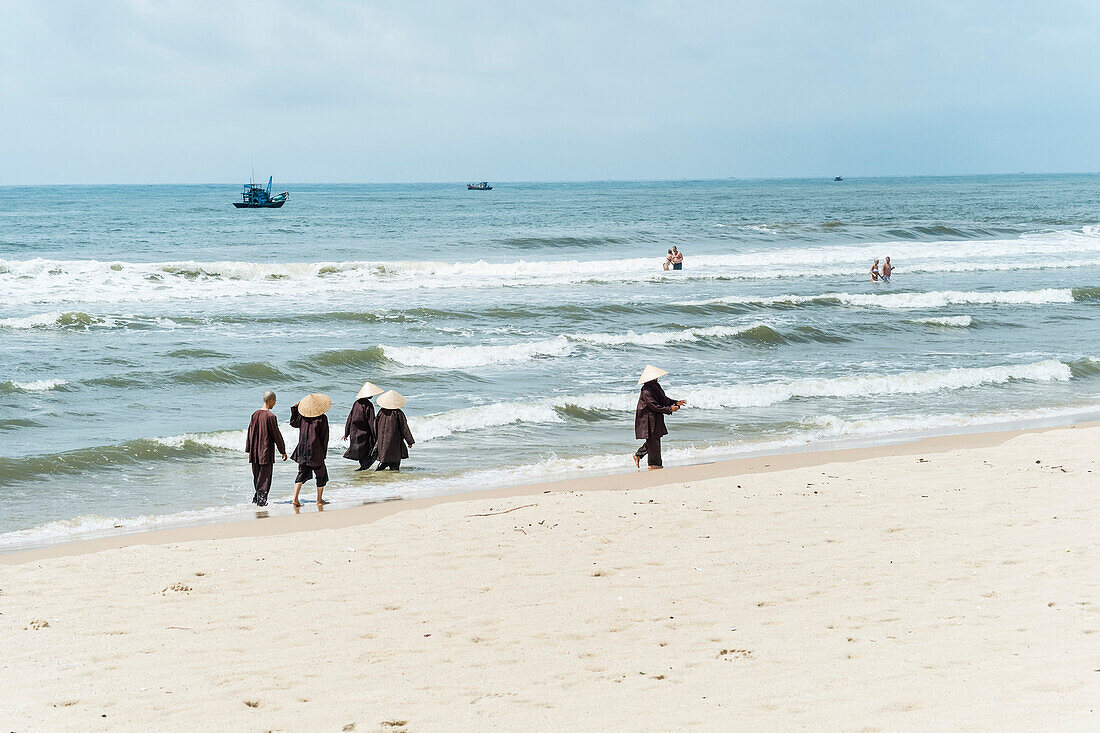 Mönche am Strand von Mui Ne, Südvietnam, Vietnam, Asien