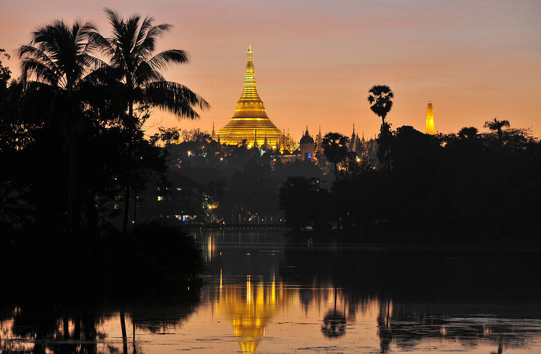 Blick auf die Shwedagon Pagode vom Kandawgyi See, Yangon, Myanmar, Burma, Asien