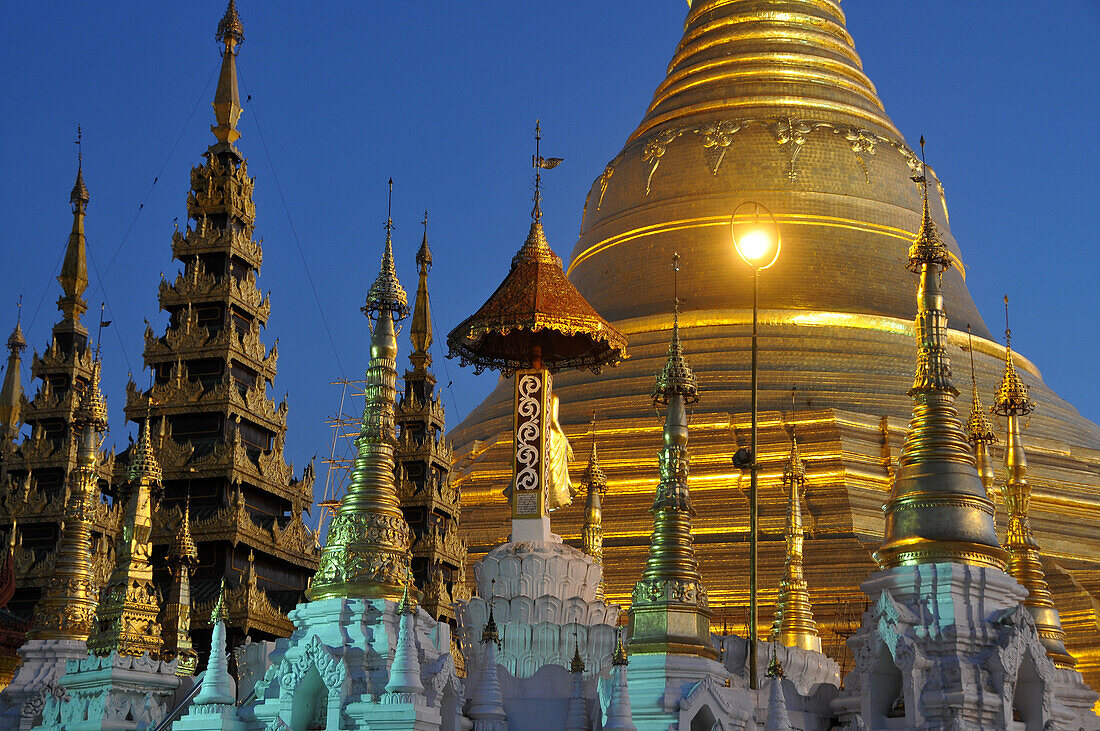 Spitze und Dächer der Shwedagon Pagode, Yangon, Myanmar, Burma, Asien