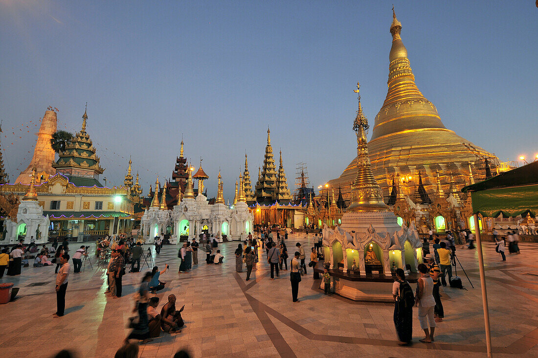 Menschen am Abend vor der Shwedagon Pagode, Yangon, Myanmar, Burma, Asien