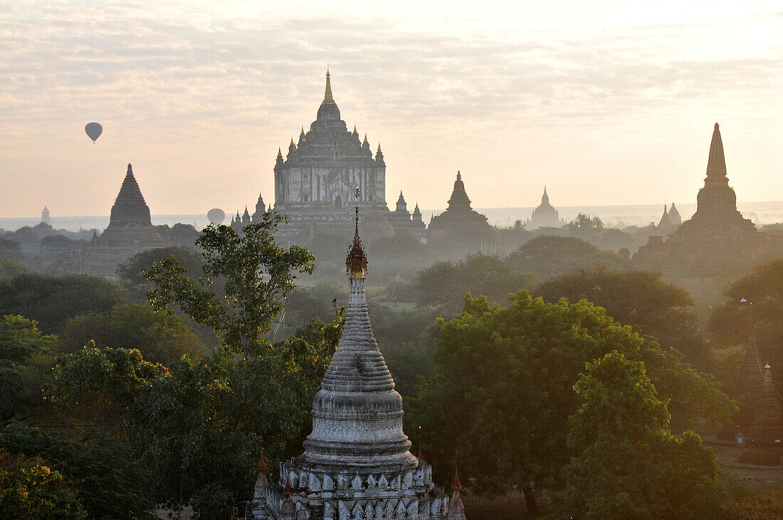 Morgenlicht über Bagan mit Heißluftballon im Hintergrund, Blick vom Kya-mar-pat Tempel gen Osten, Myanmar, Burma, Asien
