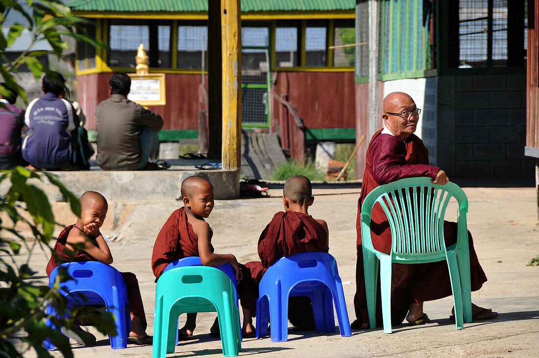 Novizen in Kloster südlich von Nyaungshwe am Inle See, Myanmar, Burma, Asien