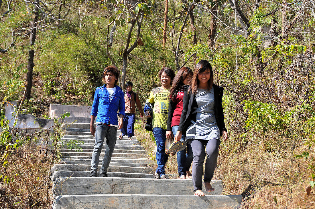 Junge Leute bei Nyaungshwe am Inle See, Myanmar, Burma, Asien