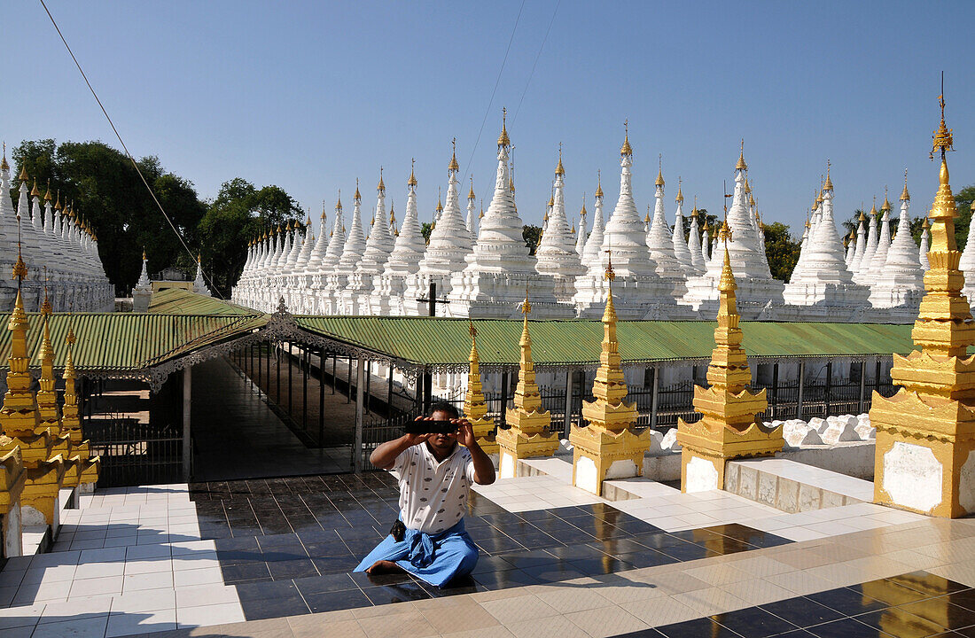 Ein Mann macht Foto, Sandamuni Pagode vom Mandalay Hill, Mandalay, Myanmar, Burma, Asien