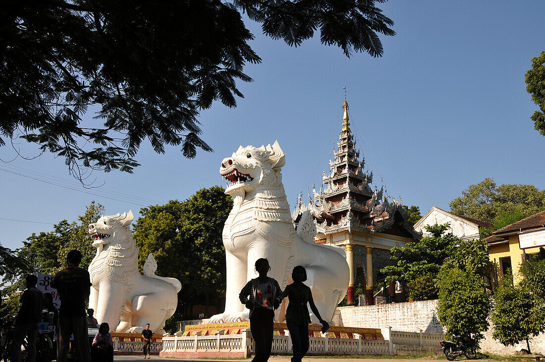 Eingang zum Walkway zum Mandalay Hill, Mandalay, Myanmar, Burma, Asien