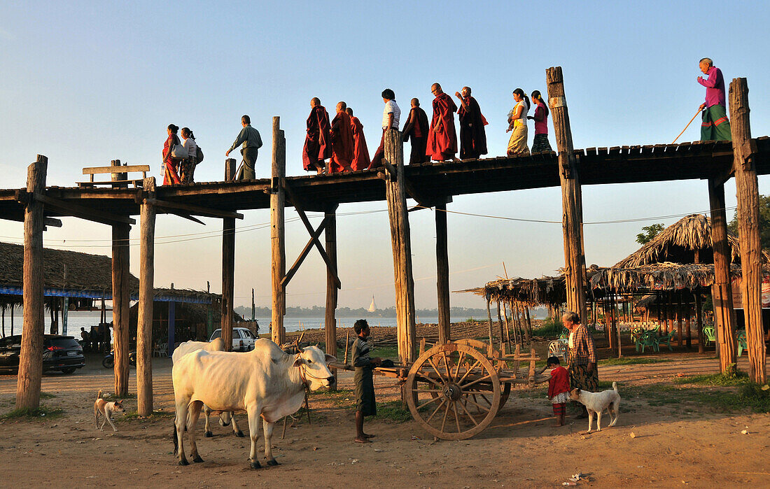 An der U Bein Brücke, Amarapura bei Mandalay, Myanmar, Burma, Asien