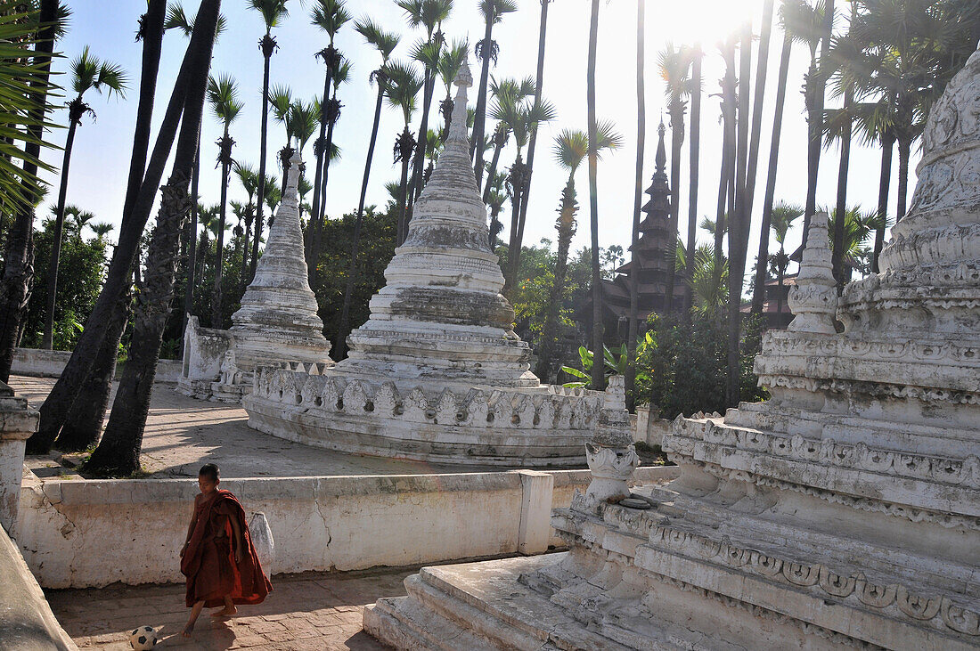 Mönchnovize mit Fußball, Pagode in Inwa bei Mandalay, Myanmar, Burma, Asien