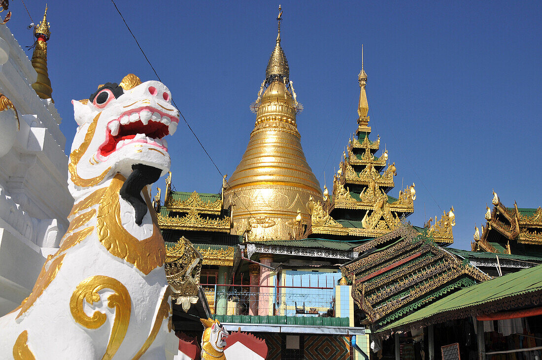 Löwenstatue in Tempel in Sagaing bei Mandalay, Myanmar, Burma, Asien