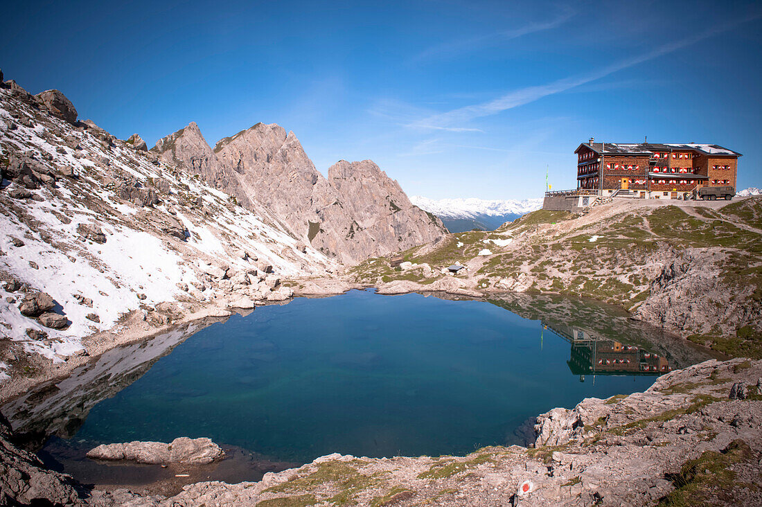 Hütte mit Bergsee in den Lienzer Dolomiten, Osttirol, Tirol, Österreich