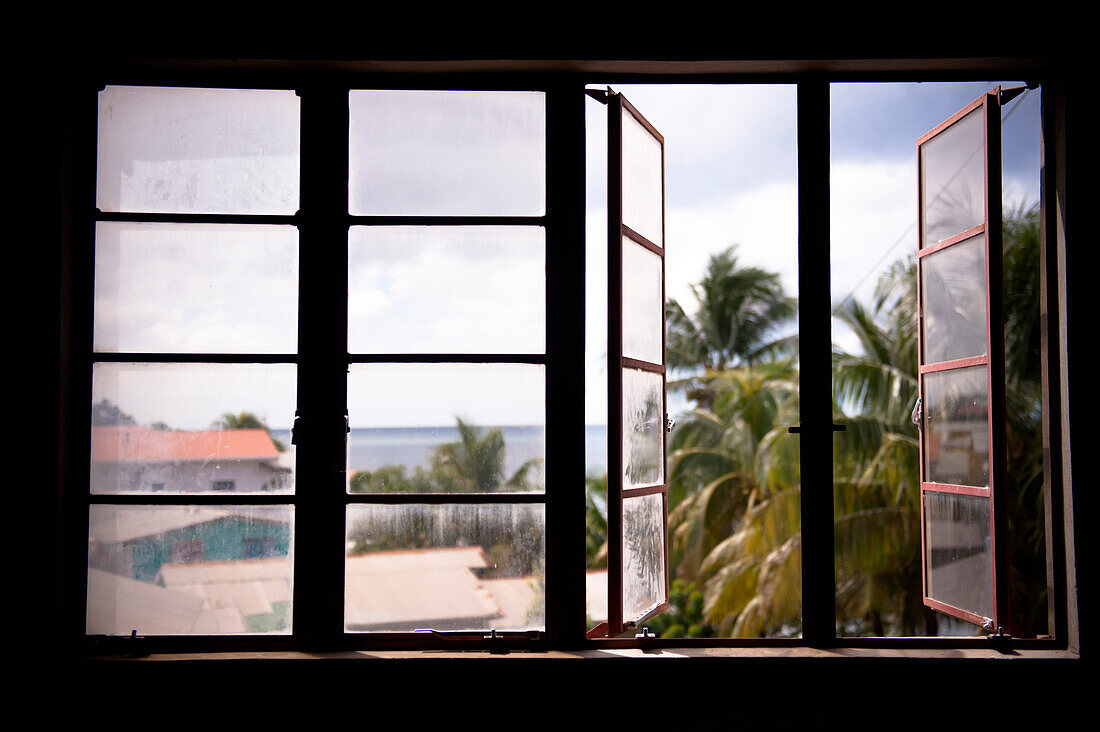 Blick durch Fenster auf karibisches Meer, Karibik