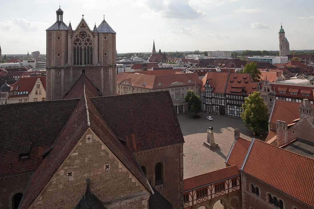 Burgplatz Braunschweig, Blick vom Rathaus über Burgplatz und Dom, Heinrich der Löwe Denkmal, Braunschweig, Niedersachsen, Deutschland