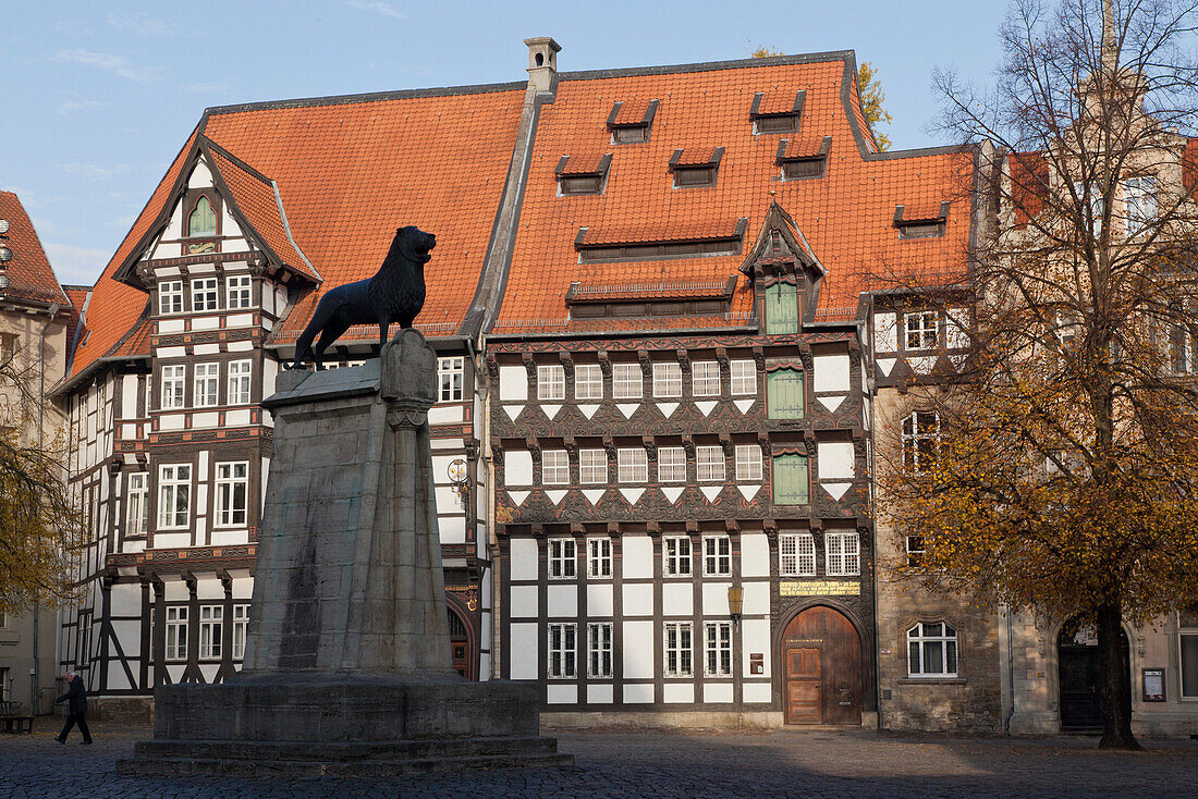 Old town square, Burgplatz with Henry the Lion sculpture and half-timbered house, Huneborstelsches Haus, Brunswick, Lower Saxony, Germany