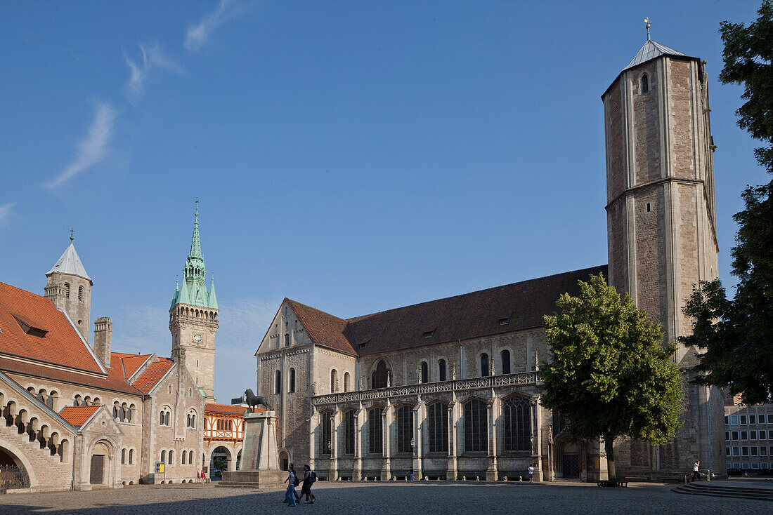 Medieval old town square, Burgplatz with cathedral, castle, Henry the Lion sculpture and town hall, Brunswick, Lower Saxony, Germany